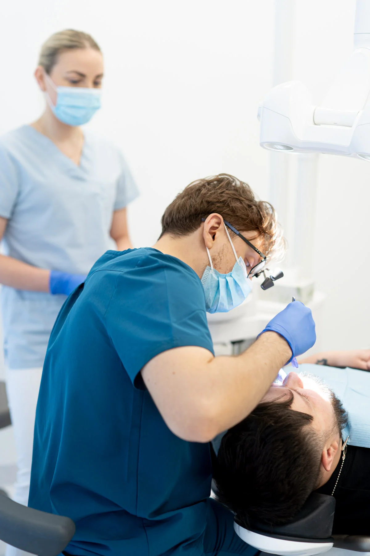 MB Implantologija klinikos komanda ir modernus kabinetas - profesionali odontologijos aplinka